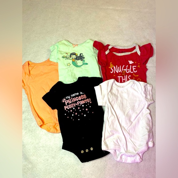 Carter's Other - Assorted (Bundle of 5) Infant Girls Bodysuits
Size 3 months